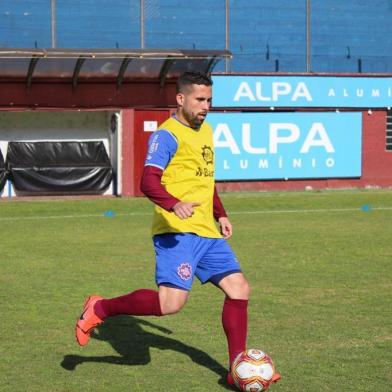 Atacante Claudinho treina no Estádio Centenário para o jogo contra o Tubarão.<!-- NICAID(14600600) -->