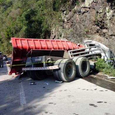 Caminhoneiro morre em acidente na RS-122, em Farroupilha. O motorista perdeu o controle em uma curva e colidiu contra o morro de pedras. A colisão aconteceu no km 47.<!-- NICAID(14600638) -->