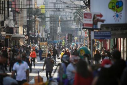 PORTO ALEGRE, RS, BRASIL, 10-08-2020: Rua Voluntários da Pátria. Estabelecimentos comerciais em funcionamento, apesar de decisão da justiça ter suspenso autorização para reabertura no fim de semana e a prefeitura ainda não ter divulgado novo decreto permitindo a flexibilização. (Foto: Mateus Bruxel / Agência RBS)<!-- NICAID(14564582) -->