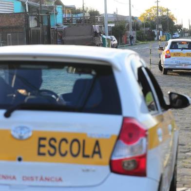  CAXIAS DO SUL, RS, BRASIL, 24/09/2020. Cerca de dez mil pessoas aguardam para fazer exames de Carteira de Habilitação na Serra. Detran pretende aumentar aplicação de provas a candidatos a partir do final deste mês. Na foto, condutores, realizam aulas práticas de direção. (Porthus Junior/Agência RBS)<!-- NICAID(14600749) -->