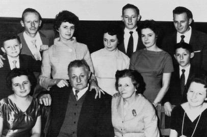 Os Amoretti na década de 1950. Em pé, Rogério, Sérgio, Marina, Teresinha, Natal, Ivanizi, Arnaldo e Mário. Sentados, o casal Antônio Amoretti  (Nico) e Victória Troian Amoretti, entre as filhas Gislaine Amoretti (à esquerda) e Iracema<!-- NICAID(14600331) -->