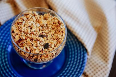  PORTO ALEGRE, RS, BRASIL, 25/01/2017 : Destemperados : Receitas para um café da manhã completo: granola, queijo quente com banana, tapioca de presunto e queijo, panqueca americana com molho de frutas vermelhas, pão integral com ovo mexido e abacate, vitamina de morango. (Omar Freitas/Agência RBS)Indexador: Omar Freitas<!-- NICAID(12700920) -->