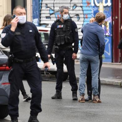 Mulher é consolada depois que várias pessoas ficaram feridas perto dos antigos escritórios da revista satírica francesa Charlie Hebdo após um ataque com arma branca. <!-- NICAID(14601125) -->