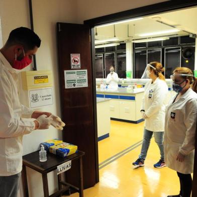  CAXIAS DO SUL, RS, BRASIL, 24/09/2020. Sob protocolos rigorosos, estudantes e professores experienciam aulas práticas presenciais durante a pandemia na Universidade de Caxias do Sul (UCS). Na Área do Conhecmento de Ciências Exatas e Engenharia, acompanhamos uma aula de Corrosão e Proteção Superficial I, do curso de Engenharia de Materiais. A disciplina é ministrada pela professora Eliena Jonko. Estiveram presentes os estudantes Franciele Biotto Rodrigues, 30, e Rodrigo Ribeiro (E), 36. (Porthus Junior/Agência RBS)<!-- NICAID(14600419) -->