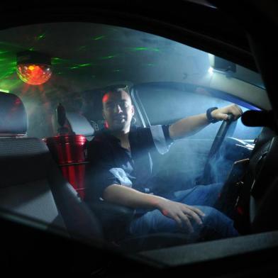  CAXIAS DO SUL, RS, BRASIL (25/09/2020)Motorista de transporte por aplicativo Guilherme Silva Camello que tem o Uber da Balada, ele equipou o carro com Bluetooth, Spotify, TV, luz, wi-fi máquina de fumaça. Na matéria contamos a história dele e os diferenciais do veículo. (Antonio Valiente/Agência RBS)<!-- NICAID(14601193) -->