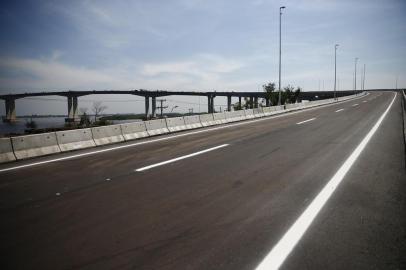  PORTO ALEGRE, RS, BRASIL, 25/09/2020- Faixa da pista de descida para a freeway já com pintura de sinalização. Foto: Félix Zucco / Agencia RBS<!-- NICAID(14601274) -->