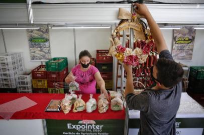  ESTEIO, RS, BRASIL, 25-09-2020: Expositores do Pavilhão da Agricultura Familiar organizam estandes no Parque de Exposições Assis Brasil, em Esteio, para Expointer 2020. Local funcionará em sistema drive-thru. (Foto: Mateus Bruxel / Agência RBS)Indexador: Mateus Bruxel<!-- NICAID(14601387) -->