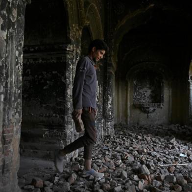 A labourer walks inside the centuries old Raghunath Hindu temple during restoration works by the Jammu and Kashmir Tourism department, in Srinagar on September 22, 2020. (Photo by TAUSEEF MUSTAFA / AFP)<!-- NICAID(14601420) -->