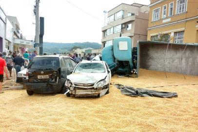 Caminhão perde freio e tomba em Jaguari<!-- NICAID(14601667) -->