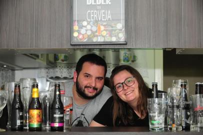  CAXIAS DO SUL, RS, BRASIL, 25/09/2020. Luana Tedeschi e Luiz Felipi Dias, são cases da matéria sobre participantes de clubes de assinatura. Eles são assinantes de um clube de cervejas artesanais, desde 2015. Recebem um kit, a cada mês, com cerveja, copo e revistas relacionadas a bebida. (Porthus Junior/Agência RBS)<!-- NICAID(14601356) -->