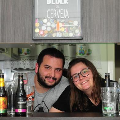  CAXIAS DO SUL, RS, BRASIL, 25/09/2020. Luana Tedeschi e Luiz Felipi Dias, são cases da matéria sobre participantes de clubes de assinatura. Eles são assinantes de um clube de cervejas artesanais, desde 2015. Recebem um kit, a cada mês, com cerveja, copo e revistas relacionadas a bebida. (Porthus Junior/Agência RBS)<!-- NICAID(14601356) -->