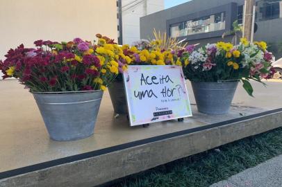 A loja de móveis Bontempo de Caxias do Sul surpreende quem passa pela Rua Guerino Sanvitto, no Villagio Iguatemi, na primeira semana da primavera. É que para marcar o início desta estação do ano, buquês são colocados do lado de fora da loja com um bilhetinho: aceita uma flor? A ação de distribuir as plantas gratuitamente é realizada há quatro anos, chama atenção a cada nova edição, segundo a proprietária da franquia da indústria de São Marcos em Caxias, Juliana Bertoni.<!-- NICAID(14601447) -->