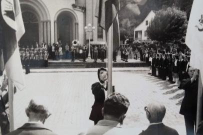 Hasteamento da bandeira pelo então prefeito de Caxias do Sul, Mario Vanin, que oficializou abertura da primeira edição da Semana de Galópolis. Data: 1975.<!-- NICAID(14601423) -->