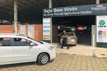 O movimento foi tranquilo no início do drive-thru da agricultura familiar na Expointer na manhã deste sábado (26).  A abertura dos portões ocorreu às 10h, horário em que dois carros aguardavam para acessar o Parque de Exposições Assis Brasil, em Esteio.<!-- NICAID(14602212) -->