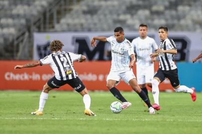 RS - FUTEBOL/CAMPEONATO BRASILEIRO 2020 /GREMIO X ATLETICO-MG - ESPORTES - Lance da partida entre Atletico-MG e Grêmio disputada na noite deste sabado, no EstÃ¡dio Mineirao, em Belo Horizonte, em partida valida pela Campeonato Brasileiro 2020.  Isaque FOTO: LUCAS UEBEL/GREMIO FBPA<!-- NICAID(14602285) -->