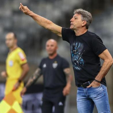 RS - FUTEBOL/CAMPEONATO BRASILEIRO 2020 /GREMIO X ATLETICO-MG - ESPORTES - Lance da partida entre Atletico-MG e Grêmio disputada na noite deste sabado, no EstÃ¡dio Mineirao, em Belo Horizonte, em partida valida pela Campeonato Brasileiro 2020. Técnico Renato Portaluppi FOTO: LUCAS UEBEL/GREMIO FBPA<!-- NICAID(14602284) -->