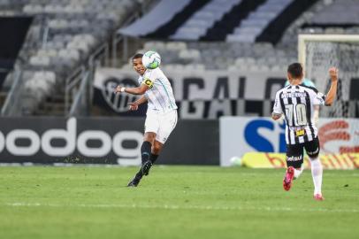 RS - FUTEBOL/CAMPEONATO BRASILEIRO 2020 /GREMIO X ATLETICO-MG - ESPORTES - Lance da partida entre Atletico-MG e Grêmio disputada na noite deste sabado, no EstÃ¡dio Mineirao, em Belo Horizonte, em partida valida pela Campeonato Brasileiro 2020. David Braz FOTO: LUCAS UEBEL/GREMIO FBPA<!-- NICAID(14602282) -->