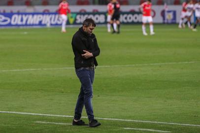 INTERNACIONAL X SÃO PAULORS - BRASILEIRÃO/INTERNACIONAL X SÃO PAULO - ESPORTES -  O técnico Eduardo Coudet, do Internacional, em partida contra o São Paulo, válida pela   12ª rodada do Campeonato Brasileiro 2020, no Estádio Beira-Rio, em Porto Alegre, neste   sábado, 26.   26/09/2019 - Foto: EVERTON PEREIRA/O FOTOGRÁFICO/ESTADÃO CONTEÚDOEditoria: ESPORTESLocal: PORTO ALEGREIndexador: EVERTON PEREIRAFonte: OfotograficoFotógrafo: O FOTOGRÁFICO<!-- NICAID(14602508) -->