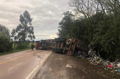 Mulher morre em colisão entre carro e caminhão na BR-290, em Eldorado do Sul. Ela era passageira de veículo que se dirigia para a Capital; caminhão tombou<!-- NICAID(14602773) -->