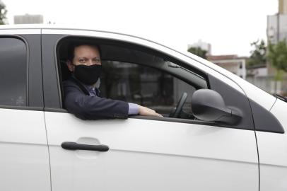 PORTO ALEGRE, RS, 28-09-2020: Nelson Marchezan Jr (PSDB). Primeiro debate entre candidatos à prefeitura de Porto Alegre das Eleições 2020 é realizado em formato drive-in, no estacionamento do Grupo RBS. (Foto: Mateus Bruxel / Agência RBS)<!-- NICAID(14603139) -->