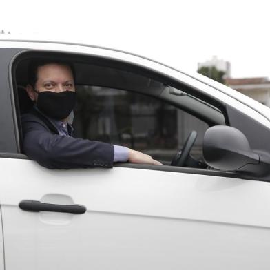 PORTO ALEGRE, RS, 28-09-2020: Nelson Marchezan Jr (PSDB). Primeiro debate entre candidatos à prefeitura de Porto Alegre das Eleições 2020 é realizado em formato drive-in, no estacionamento do Grupo RBS. (Foto: Mateus Bruxel / Agência RBS)<!-- NICAID(14603139) -->