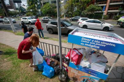  PORTO ALEGRE, RS, BRASIL - 2020.09.26 - Campanha do Brinquedo realiza drive-thru na Praça da Encol Ação arrecadou doações e divulgou pontos de coleta que receberão itens até dezembro (Foto: ANDRÉ ÁVILA/ Agência RBS)Indexador: Andre Avila<!-- NICAID(14602351) -->