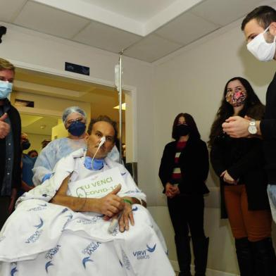  CAXIAS DO SUL, RS, BRASIL, 15/06/2020. Paciente que recebeu plasma em tratamento experimental saindo da UTI do Hospital Virvi Ramos. Tarcísio Giongo deverá saiu da unidade intensiva após passar por coma induzido e respirar com ajuda de aparelhos. Na saídal, além do familiares de Tarcísio, também aguarava o  doador do plasma que foi compatível, o pesquisador Fábio Klamt. (Porthus Junior/Agência RBS)Indexador:                                 <!-- NICAID(14522773) -->