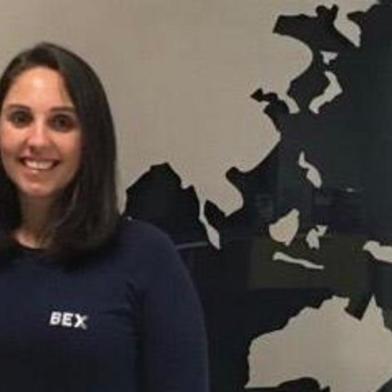 Daniela Fabris, 33 anos, é natural de Bento Gonçalves  e atua como diretora Regional da BEX Intercâmbio Cultural & Viagens.  Ela está interessada em requerer a cidadania italiana para poder estudar, residir e trabalhar na Europa, em demais países que aceitem a entrada de cidadães italianos.<!-- NICAID(14604100) -->