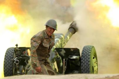  A serviceman of Karabakhs Defence Army fires an artillery piece towards Azeri positions during fighting over the breakaway Nagorny Karabakh region on September 28, 2020. (Photo by Handout / Armenian Defence Ministry / AFP) / RESTRICTED TO EDITORIAL USE - MANDATORY CREDIT AFP PHOTO / Armenian Defence Ministry / handout  - NO MARKETING - NO ADVERTISING CAMPAIGNS - DISTRIBUTED AS A SERVICE TO CLIENTSEditoria: WARIndexador: HANDOUTSecao: armed conflictFonte: Armenian Defence MinistryFotógrafo: Handout<!-- NICAID(14604106) -->