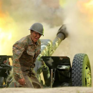  A serviceman of Karabakhs Defence Army fires an artillery piece towards Azeri positions during fighting over the breakaway Nagorny Karabakh region on September 28, 2020. (Photo by Handout / Armenian Defence Ministry / AFP) / RESTRICTED TO EDITORIAL USE - MANDATORY CREDIT AFP PHOTO / Armenian Defence Ministry / handout  - NO MARKETING - NO ADVERTISING CAMPAIGNS - DISTRIBUTED AS A SERVICE TO CLIENTSEditoria: WARIndexador: HANDOUTSecao: armed conflictFonte: Armenian Defence MinistryFotógrafo: Handout<!-- NICAID(14604106) -->