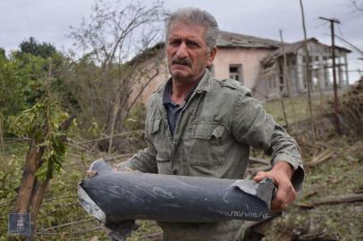  A man holds an ammunition fragment following what is said was Azeri attack during clashes between Armenian separatists and Azerbaijan over the breakaway Nagorny Karabakh region, in Nagorno-Karabakhs city of Martuni on September 28, 2020. (Photo by Handout / Armenian Foreign Ministry / AFP) / RESTRICTED TO EDITORIAL USE - MANDATORY CREDIT AFP PHOTO / Armenian Foreign Ministry / handout - NO MARKETING NO ADVERTISING CAMPAIGNS - DISTRIBUTED AS A SERVICE TO CLIENTS --- NO ARCHIVE ---Editoria: WARIndexador: HANDOUTSecao: armed conflictFonte: Armenian Foreign MinistryFotógrafo: Handout<!-- NICAID(14604104) -->