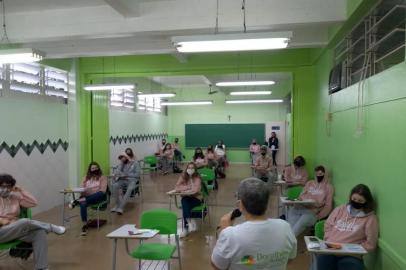 Taquara, no Vale do Paranhana, foi mais uma cidade do interior do Rio Grande do Sul a retomar as aulas presenciais do Ensino Médio nesta semana. Na manhã desta terça-feira (29), 20 alunos do 3º ano da escola particular Dorothea Schäfke foram recepcionados pelo professor de música com a canção Vira, Virou, de Cleiton e Cledir. A letra traduzia o espírito geral: Vou voltar na primavera/E era tudo que eu queria.<!-- NICAID(14604147) -->