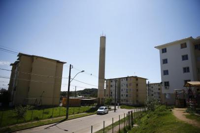  PORTO ALEGRE, RS, BRASIL, 29/09/2020- Condomínio Jardim Paraíso,  no bairro Restinga. Estrutura da caixa da água em torre com perigo de queda, interditou dois blocos do condomínio, e um bloco do condomínio vizinho.Foto: Félix Zucco / Agencia RBS<!-- NICAID(14604082) -->