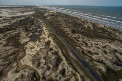  CIDREIRA, RS, BRASIL - 29.09.2020 - Dunas e restingas na beira da ERS-786 em Cidreira. (Foto: Marco Favero/Agencia RBS)<!-- NICAID(14604614) -->