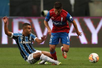  Brazils Gremio forward Alisson (L) and Chiles Universidad Catolica defender Raimundo Rebolledo vie for the ball during their closed-door Copa Libertadores group phase football match at the Arena do Gremio stadium in Porto Alegre, Brazil, on September 29, 2020, amid the COVID-19 novel coronavirus pandemic. (Photo by Alexandre Schneider / POOL / AFP)Editoria: SPOLocal: Porto AlegreIndexador: ALEXANDRE SCHNEIDERSecao: soccerFonte: POOLFotógrafo: STR<!-- NICAID(14604653) -->