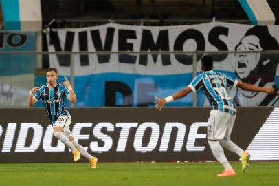  Brazils Gremio forward Pepe (L) celebrates with defender Bruno Cortes after scoring against Chiles Universidad Catolica during their closed-door Copa Libertadores group phase football match at the Arena do Gremio stadium in Porto Alegre, Brazil, on September 29, 2020, amid the COVID-19 novel coronavirus pandemic. (Photo by Marcelo Oliveira / various sources / AFP)Editoria: SPOLocal: Porto AlegreIndexador: MARCELO OLIVEIRASecao: soccerFonte: AFPFotógrafo: STR<!-- NICAID(14604798) -->