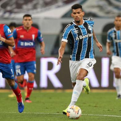  Brazil's Gremio defender Rodrigues controls the ball during their closed-door Copa Libertadores group phase football match at the Arena do Gremio stadium in Porto Alegre, Brazil, on September 29, 2020, amid the COVID-19 novel coronavirus pandemic. (Photo by Alexandre Schneider / POOL / AFP)Editoria: SPOLocal: Porto AlegreIndexador: ALEXANDRE SCHNEIDERSecao: soccerFonte: POOLFotógrafo: STR<!-- NICAID(14604814) -->