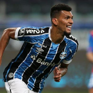  Brazil's Gremio defender Rodrigues celebrates after scoring against Chile's Universidad Catolica during their closed-door Copa Libertadores group phase football match at the Arena do Gremio stadium in Porto Alegre, Brazil, on September 29, 2020, amid the COVID-19 novel coronavirus pandemic. (Photo by Alexandre Schneider / various sources / AFP)Editoria: SPOLocal: Porto AlegreIndexador: ALEXANDRE SCHNEIDERSecao: soccerFonte: AFPFotógrafo: STR<!-- NICAID(14604861) -->