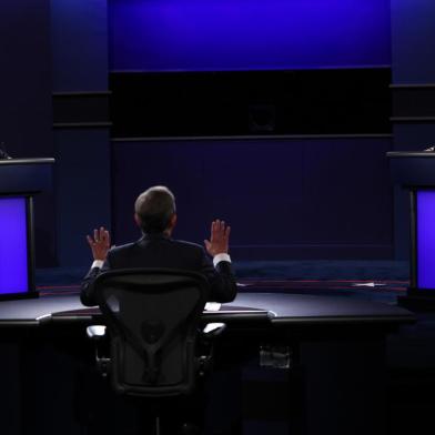 Donald Trump And Joe Biden Participate In First Presidential DebateCLEVELAND, OHIO - SEPTEMBER 29: U.S. President Donald Trump and Democratic presidential nominee Joe Biden participate in the first presidential debate moderated by Fox News anchor Chris Wallace (C) at the Health Education Campus of Case Western Reserve University on September 29, 2020 in Cleveland, Ohio. This is the first of three planned debates between the two candidates in the lead up to the election on November 3.   Scott Olson/Getty Images/AFPEditoria: POLLocal: ClevelandIndexador: SCOTT OLSONSecao: ElectionFonte: GETTY IMAGES NORTH AMERICAFotógrafo: STF<!-- NICAID(14604969) -->