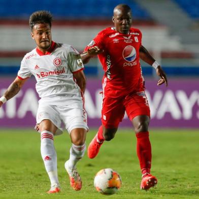  Brazils Internacional defender Heitor (L) and Colombias America de Cali midfielder Enmerson Batalla vie for the ball during their closed-door Copa Libertadores group phase football match at the La Bombonera stadium in Buenos Aires, on September 29, 2020, amid the COVID-19 novel coronavirus pandemic. (Photo by ERNESTO GUZMAN JR / POOL / AFP)Editoria: SPOLocal: Buenos AiresIndexador: ERNESTO GUZMAN JRSecao: soccerFonte: POOLFotógrafo: STR<!-- NICAID(14604982) -->