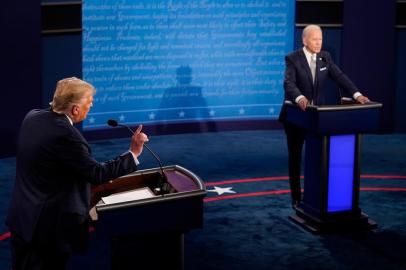 Democratic Presidential candidate and former US Vice President Joe Biden (R) and US President Donald Trump take part in the first presidential debate at Case Western Reserve University and Cleveland Clinic in Cleveland, Ohio, on September 29, 2020. (Photo by Morry Gash / POOL / AFP)<!-- NICAID(14605029) -->