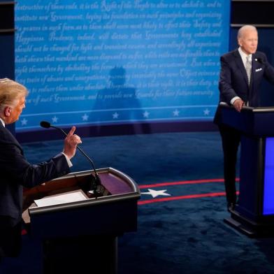 Democratic Presidential candidate and former US Vice President Joe Biden (R) and US President Donald Trump take part in the first presidential debate at Case Western Reserve University and Cleveland Clinic in Cleveland, Ohio, on September 29, 2020. (Photo by Morry Gash / POOL / AFP)<!-- NICAID(14605029) -->