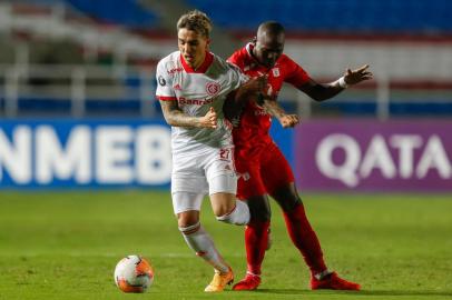  Brazils Internacional defender Renzo Saravia (L) and Colombias America de Cali midfielder Enmerson Batalla vie for the ball during their closed-door Copa Libertadores group phase football match at the Pascual Guerrero Olympic Stadium in Cali, Colombia, on September 29, 2020, amid the COVID-19 novel coronavirus pandemic. (Photo by Ernesto GUZMAN JR / POOL / AFP)Editoria: SPOLocal: CaliIndexador: ERNESTO GUZMAN JRSecao: soccerFonte: POOLFotógrafo: STR<!-- NICAID(14605048) -->