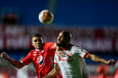  Colombias America de Cali midfielder Carlos Sierra (L) and Brazils Internacional defender Rodrigo Moledo vie for the ball during their closed-door Copa Libertadores group phase football match at the Pascual Guerrero Olympic Stadium in Cali, Colombia, on September 29, 2020, amid the COVID-19 novel coronavirus pandemic. (Photo by ERNESTO GUZMAN JR / POOL / AFP)Editoria: SPOLocal: CaliIndexador: ERNESTO GUZMAN JRSecao: soccerFonte: POOLFotógrafo: STR<!-- NICAID(14605049) -->