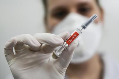 PORTO ALEGRE, RS, BRASIL, 01-09-2020: Uma enfermeira com a vacina CoronaVac em teste no Centro de Pesquisas Clinicas do Hospital Sao Lucas, da Pucrs. A medica anestesista dra Alice Becker Teixeira, do GHC, é uma das voluntárias e receberá esta dose da vacina, do laboratório chines SinoVac em parceria com o Istituto Butantan, contra o coronavirus. (Foto: Mateus Bruxel / Agencia RBS)Indexador: Mateus Bruxel