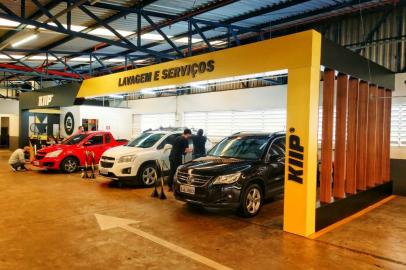 A KIIP Gold, serviço de limpeza ecológica e estética automotiva com mais de 370 operações em funcionamento no Brasil, vai inaugurar uma unidade do Hipermercado Zaffari do Centro de Caxias, na Rua Borges de Medeiros. A novidade é para quem busca comodidade e soluções práticas, já que os clientes do empreendimento podem deixar seus veículos para lavar enquanto fazem as compras<!-- NICAID(14604022) -->