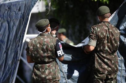  PORTO ALEGRE, RS, BRASIL, 27/03/2020- Exército montando as barracas do Centro de Triagem no GHC. Foto: Ronaldo Bernardi / Agencia RBS<!-- NICAID(14462826) -->