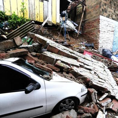  SAPUCAI DO SUL,RS,BRASIL.Desmoronamento de casas na Rua Igrejinha,no Biarro Vargas em Sapucaia do Sul,e causa danos em residencias.(RONALDO BERNARDI/AGENCIA RBS).<!-- NICAID(14605208) -->