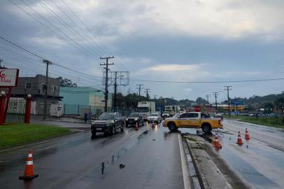 Pedestre morre atropelado por caminhão em São Leopoldo, e acidente gera congestionamento na RS-240<!-- NICAID(14605333) -->