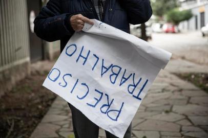  PORTO ALEGRE, RS, BRASIL - Senhor de 68 anos segura uma placa na rua pedindo trabalhoAssunto da Pauta: Senhor Carlos Ramiro da Silva, 67 anos, casado, foi um dos tantos que em Março, quando estourou a pandemia, ficou sem trabalho. Seu último emprego foi de auxiliar de oficina mecânica. Hoje, ele busca uma oportunidade, fixa ou não, para poder trabalhar e levar sustento para sua casa, já que, segundo ele, com a aposentadoria que ganha, se a pandemia durar mais um pouco, não conseguirá pagar seu aluguel.Indexador: Jefferson Botega<!-- NICAID(14519346) -->